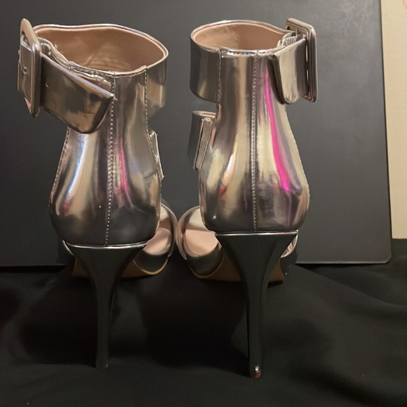 Silver ALDO heel size 6.5 - Picture 2 of 6